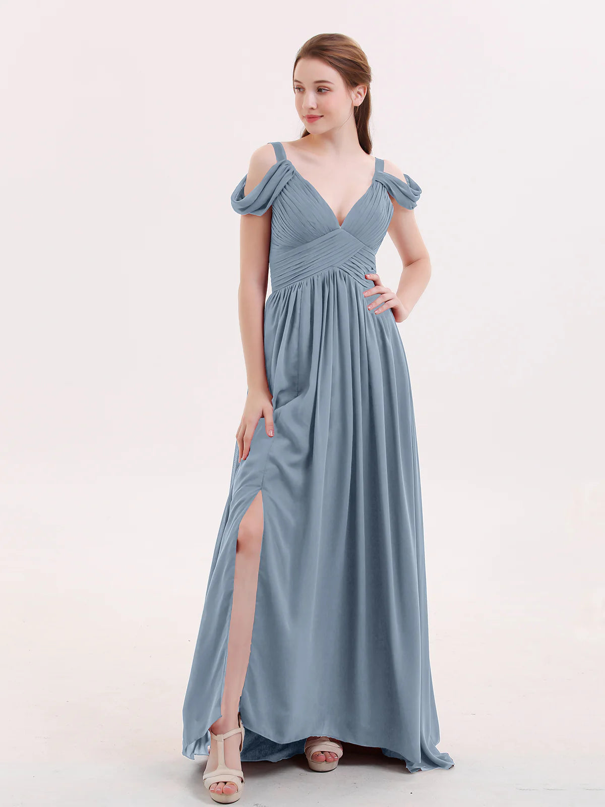 Vestido maxi de dama de honor de chifón con hombros descubiertos, tirantes drapeados, escote pronunciado en V, fruncido, abertura alta y cola en la espalda