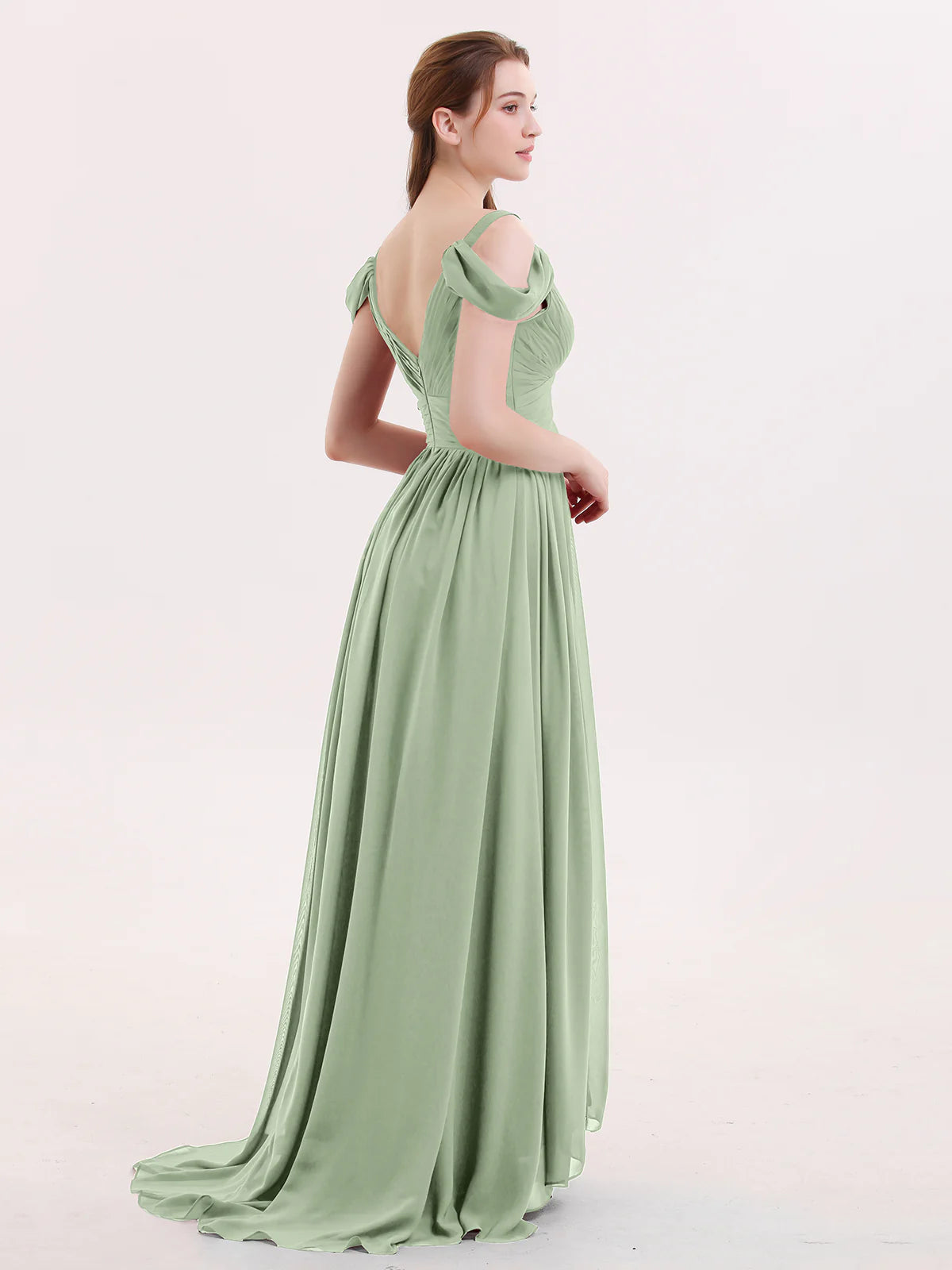 Vestido maxi de dama de honor de chifón con hombros descubiertos, tirantes drapeados, escote pronunciado en V, fruncido, abertura alta y cola en la espalda
