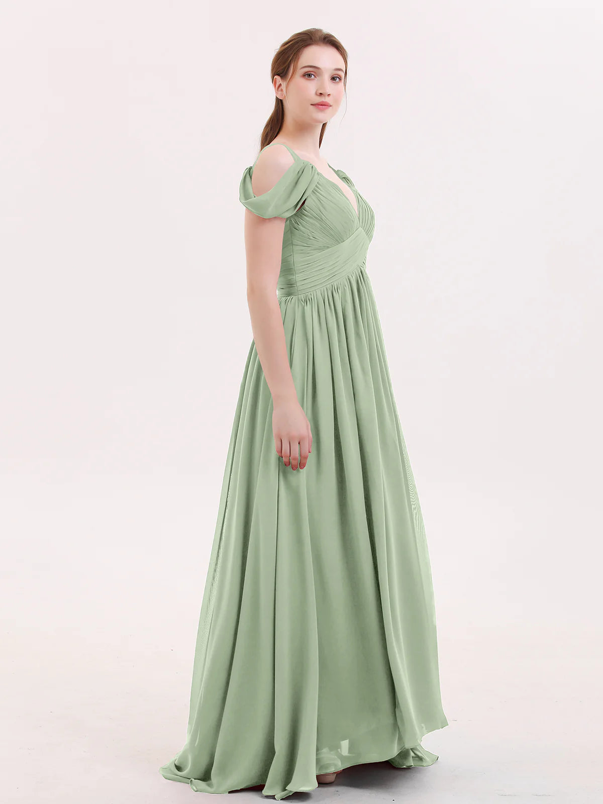 Vestido maxi de dama de honor de chifón con hombros descubiertos, tirantes drapeados, escote pronunciado en V, fruncido, abertura alta y cola en la espalda