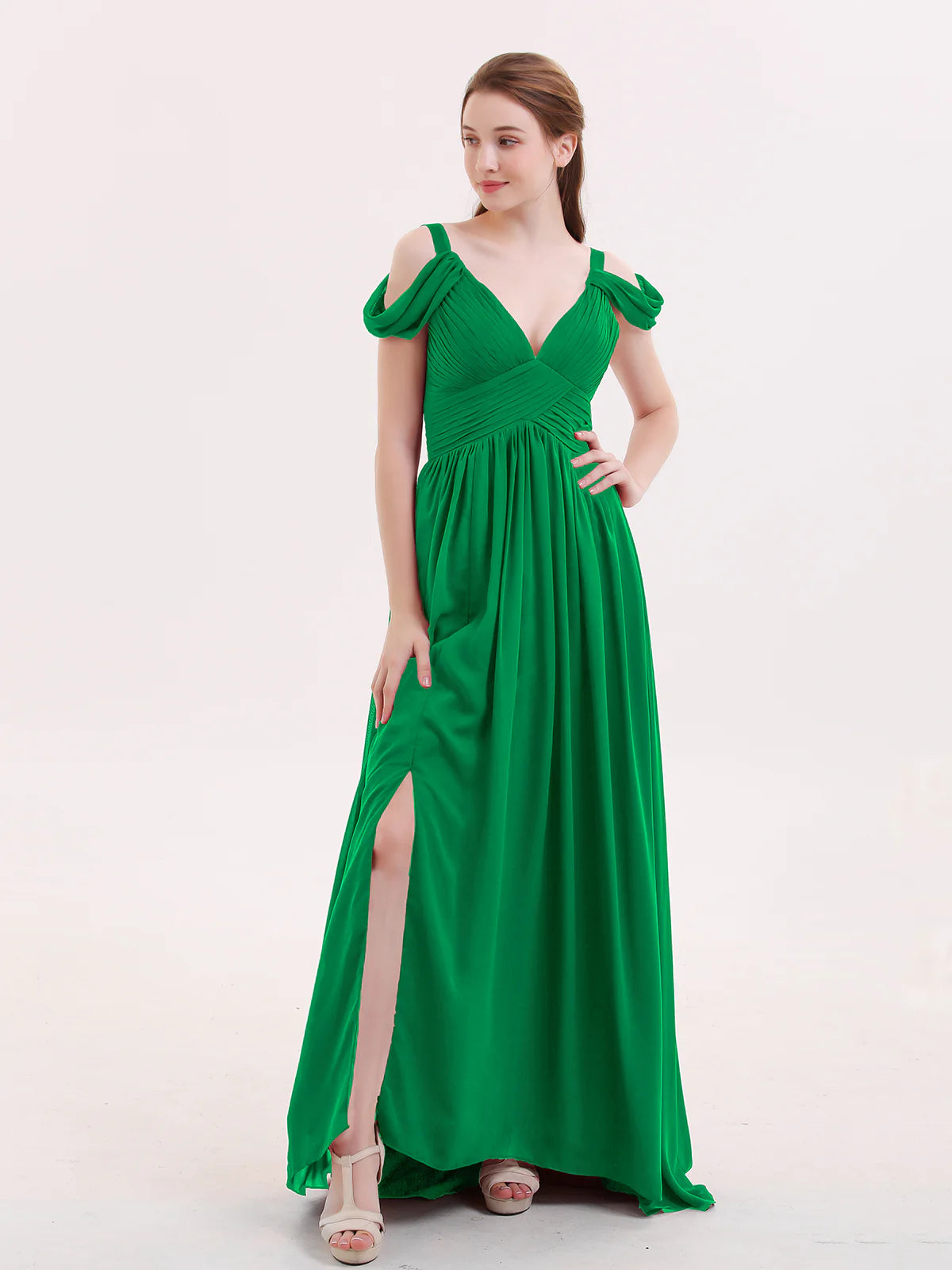 Vestido maxi de dama de honor de chifón con hombros descubiertos, tirantes drapeados, escote pronunciado en V, fruncido, abertura alta y cola en la espalda