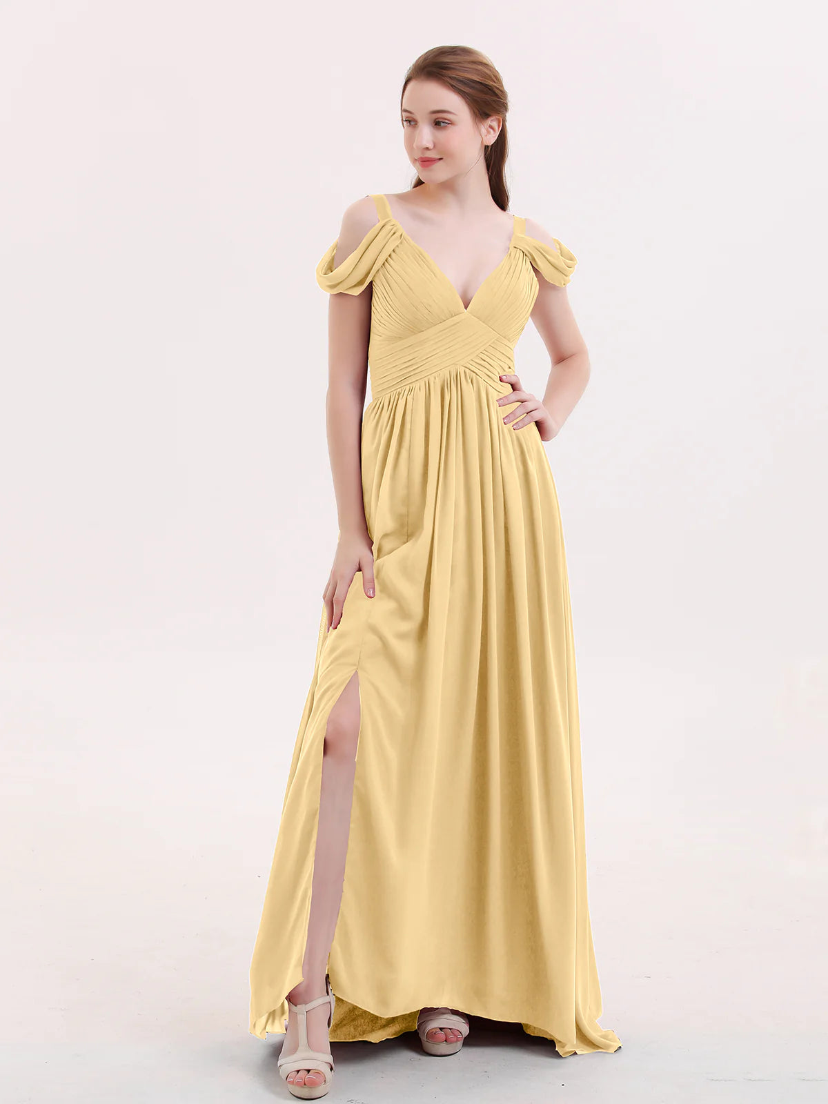 Vestido maxi de dama de honor de chifón con hombros descubiertos, tirantes drapeados, escote pronunciado en V, fruncido, abertura alta y cola en la espalda