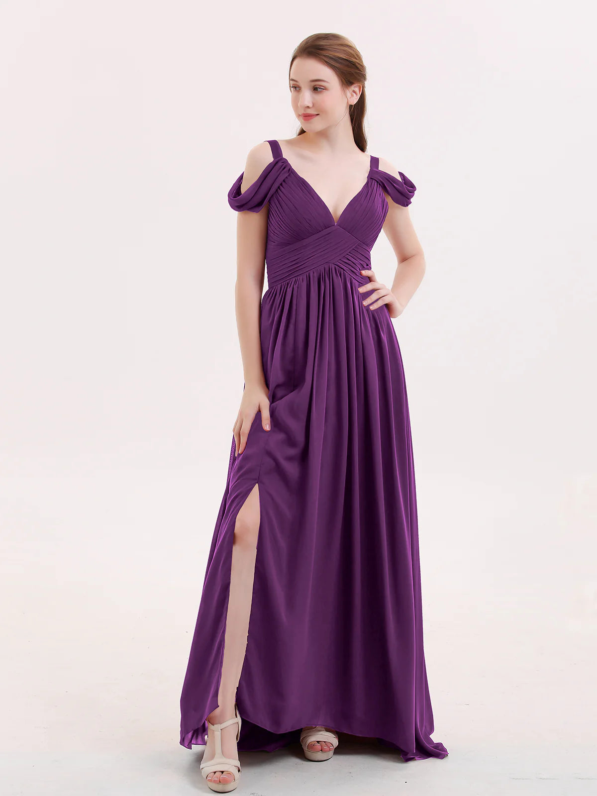 Vestido maxi de dama de honor de chifón con hombros descubiertos, tirantes drapeados, escote pronunciado en V, fruncido, abertura alta y cola en la espalda