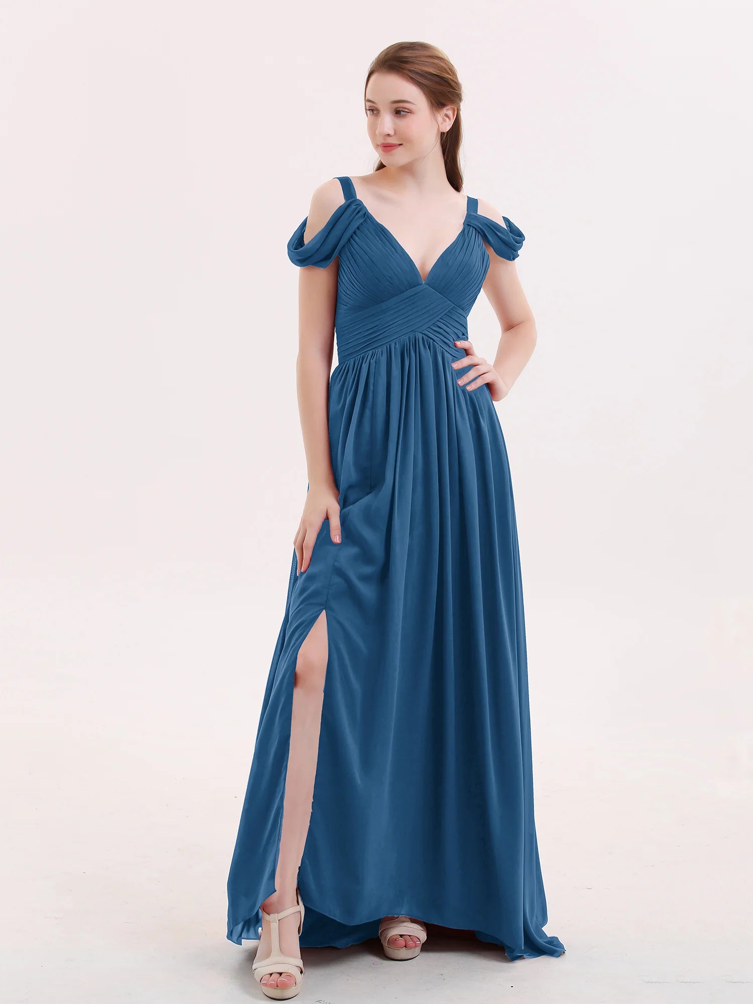 Vestido maxi de dama de honor de chifón con hombros descubiertos, tirantes drapeados, escote pronunciado en V, fruncido, abertura alta y cola en la espalda