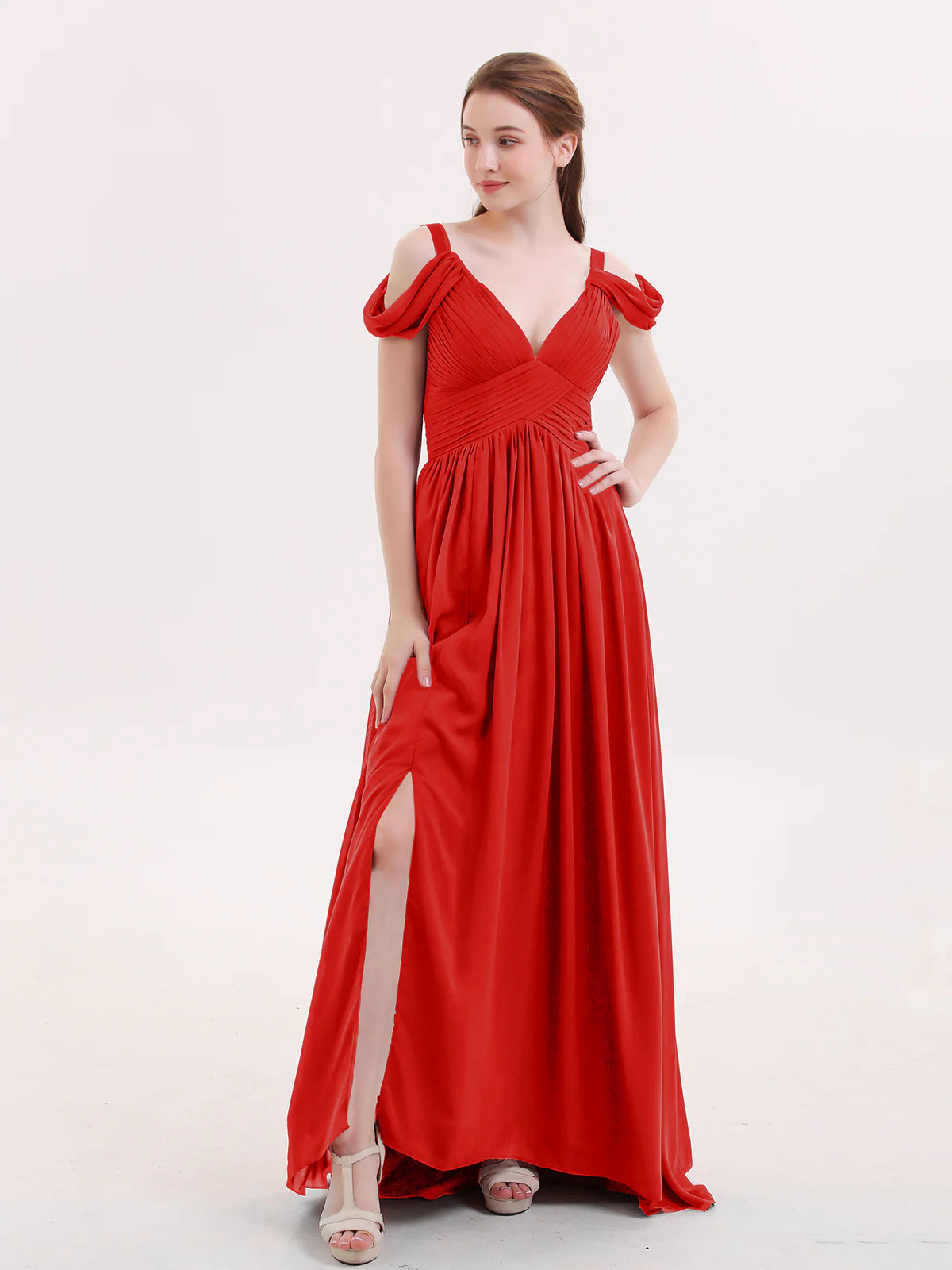 Vestido maxi de dama de honor de chifón con hombros descubiertos, tirantes drapeados, escote pronunciado en V, fruncido, abertura alta y cola en la espalda