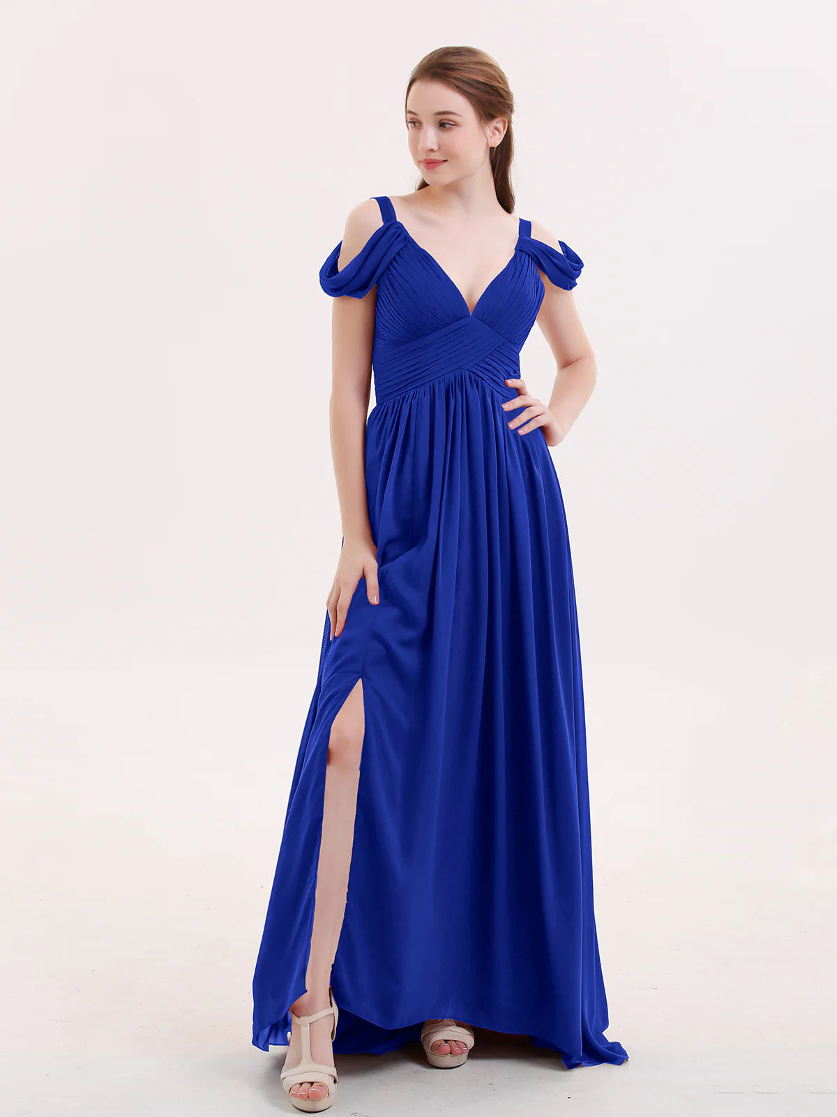 Vestido maxi de dama de honor de chifón con hombros descubiertos, tirantes drapeados, escote pronunciado en V, fruncido, abertura alta y cola en la espalda