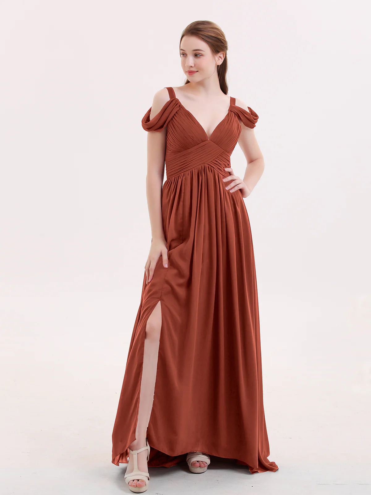 Vestido maxi de dama de honor de chifón con hombros descubiertos, tirantes drapeados, escote pronunciado en V, fruncido, abertura alta y cola en la espalda
