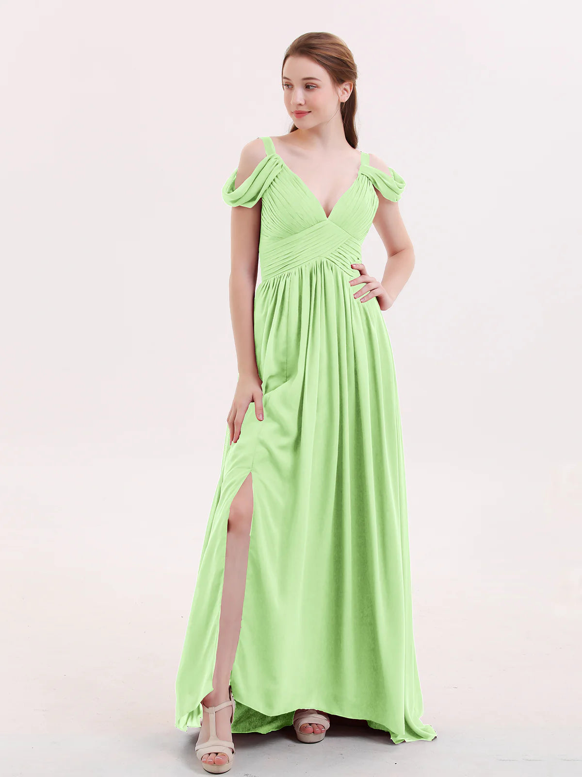 Vestido maxi de dama de honor de chifón con hombros descubiertos, tirantes drapeados, escote pronunciado en V, fruncido, abertura alta y cola en la espalda