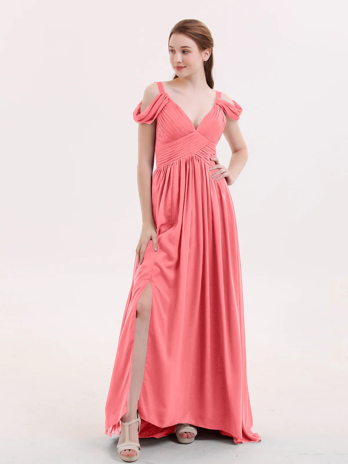 Vestido maxi de dama de honor de chifón con hombros descubiertos, tirantes drapeados, escote pronunciado en V, fruncido, abertura alta y cola en la espalda