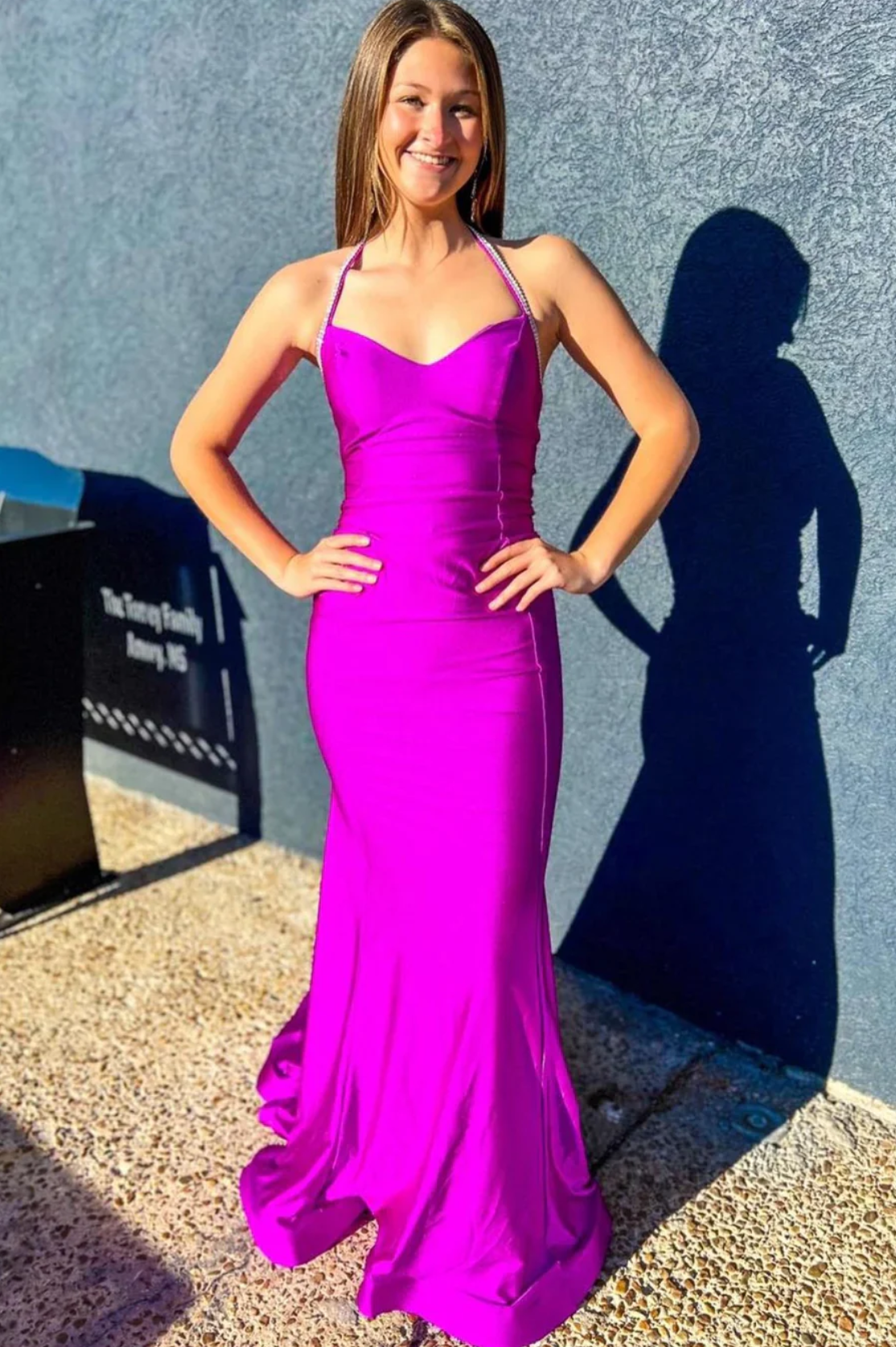 Elegante vestido de noche sirena con cuello halter, sexy vestido de fiesta de raso largo con espalda abierta