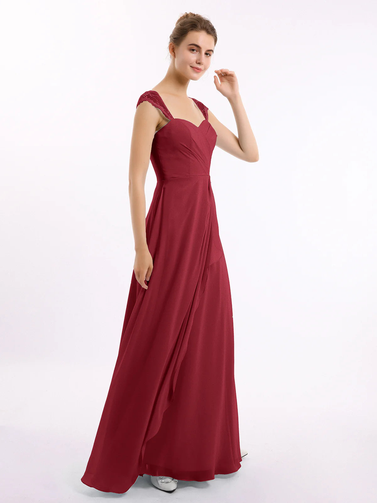 Vestido largo de dama de honor de chifón con escote corazón, encaje en las mangas, espalda descubierta y drapeado, con bolsillos