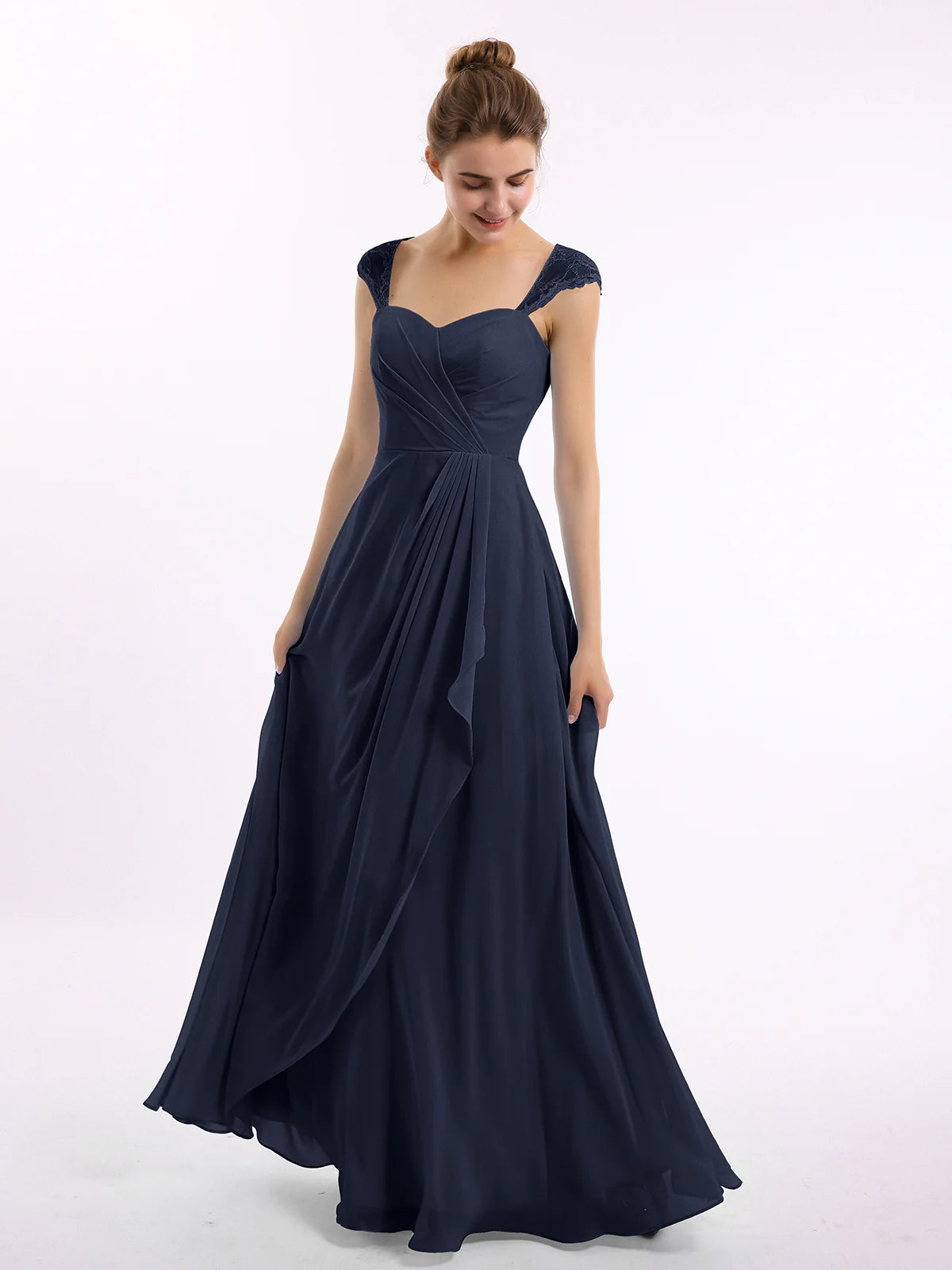 Vestido largo de dama de honor de chifón con escote corazón, encaje en las mangas, espalda descubierta y drapeado, con bolsillos