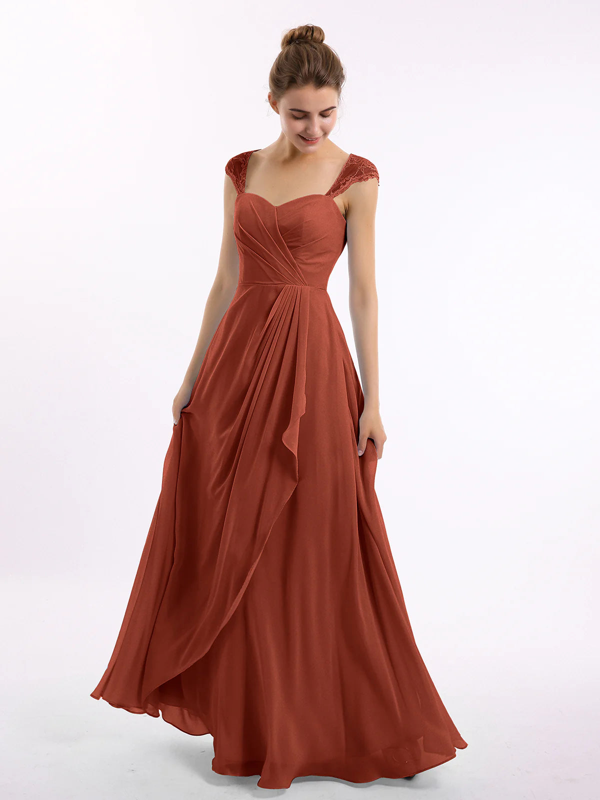 Vestido largo de dama de honor de chifón con escote corazón, encaje en las mangas, espalda descubierta y drapeado, con bolsillos