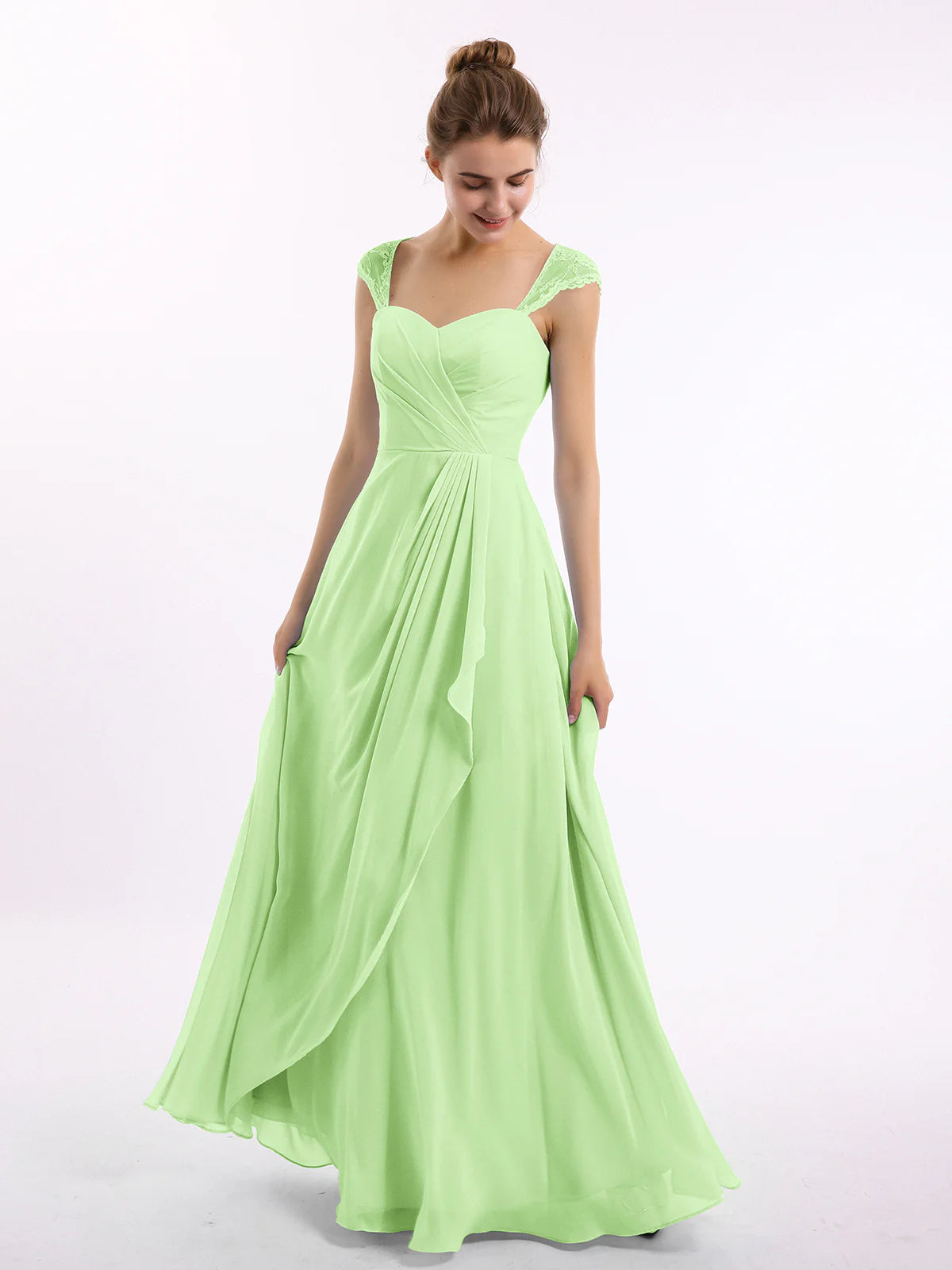 Vestido largo de dama de honor de chifón con escote corazón, encaje en las mangas, espalda descubierta y drapeado, con bolsillos