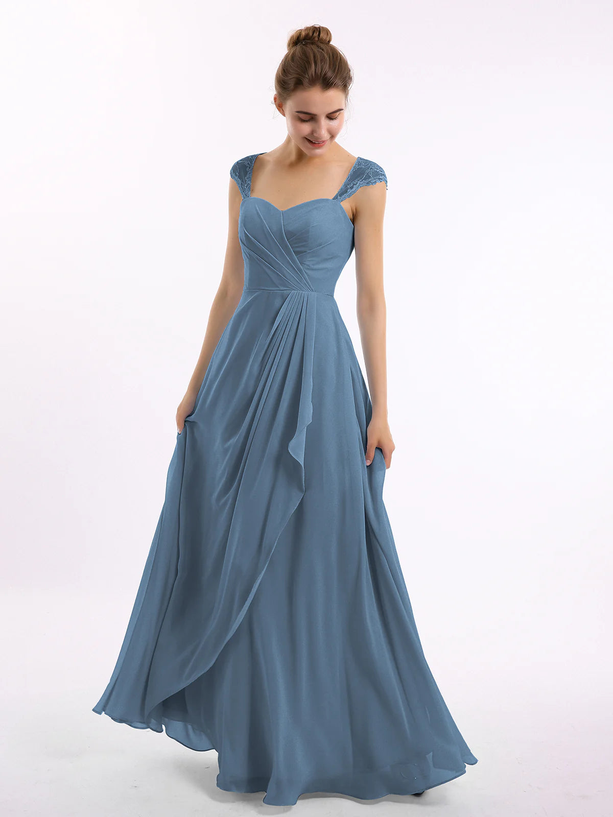 Vestido largo de dama de honor de chifón con escote corazón, encaje en las mangas, espalda descubierta y drapeado, con bolsillos