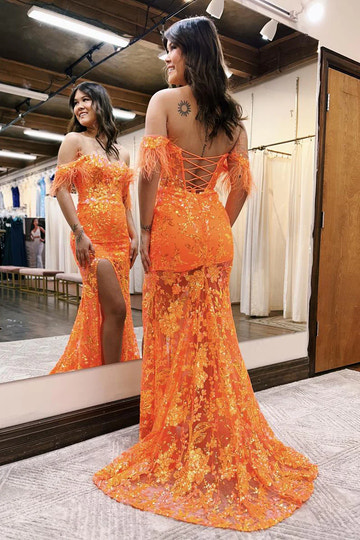 Encantador vestido de fiesta largo de encaje con lentejuelas, hombros descubiertos y mangas de plumas de sirena