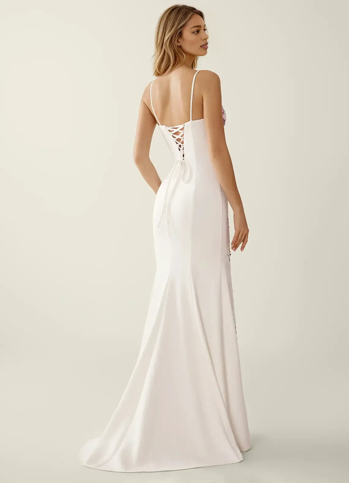 Elegante vestido largo de fiesta estilo sirena con tirantes finos, lentejuelas y bordado floral