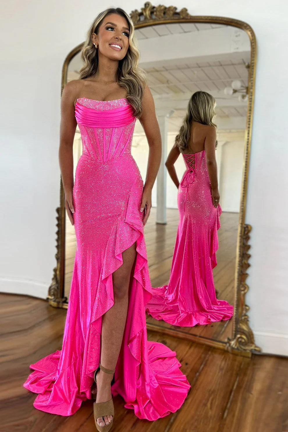 Glamoroso vestido de fiesta largo estilo sirena sin tirantes con corsé, volantes, abertura y pedrería