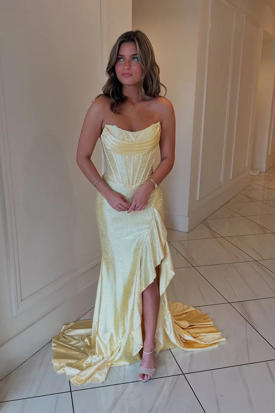 Glamoroso vestido de fiesta largo estilo sirena sin tirantes con corsé, volantes, abertura y pedrería