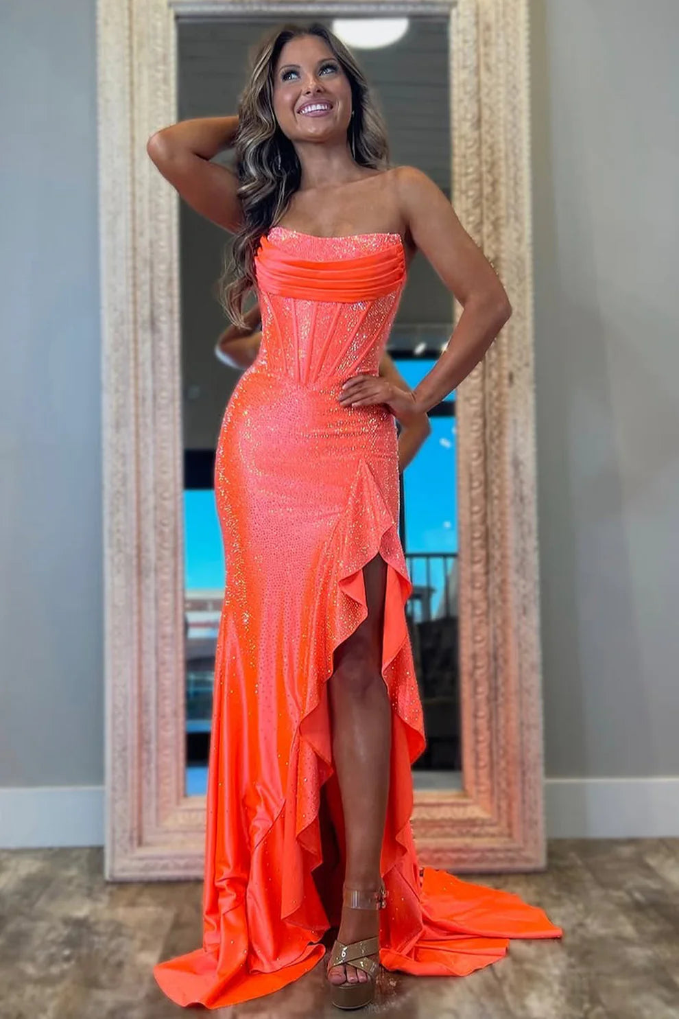 Glamoroso vestido de fiesta largo estilo sirena sin tirantes con corsé, volantes, abertura y pedrería