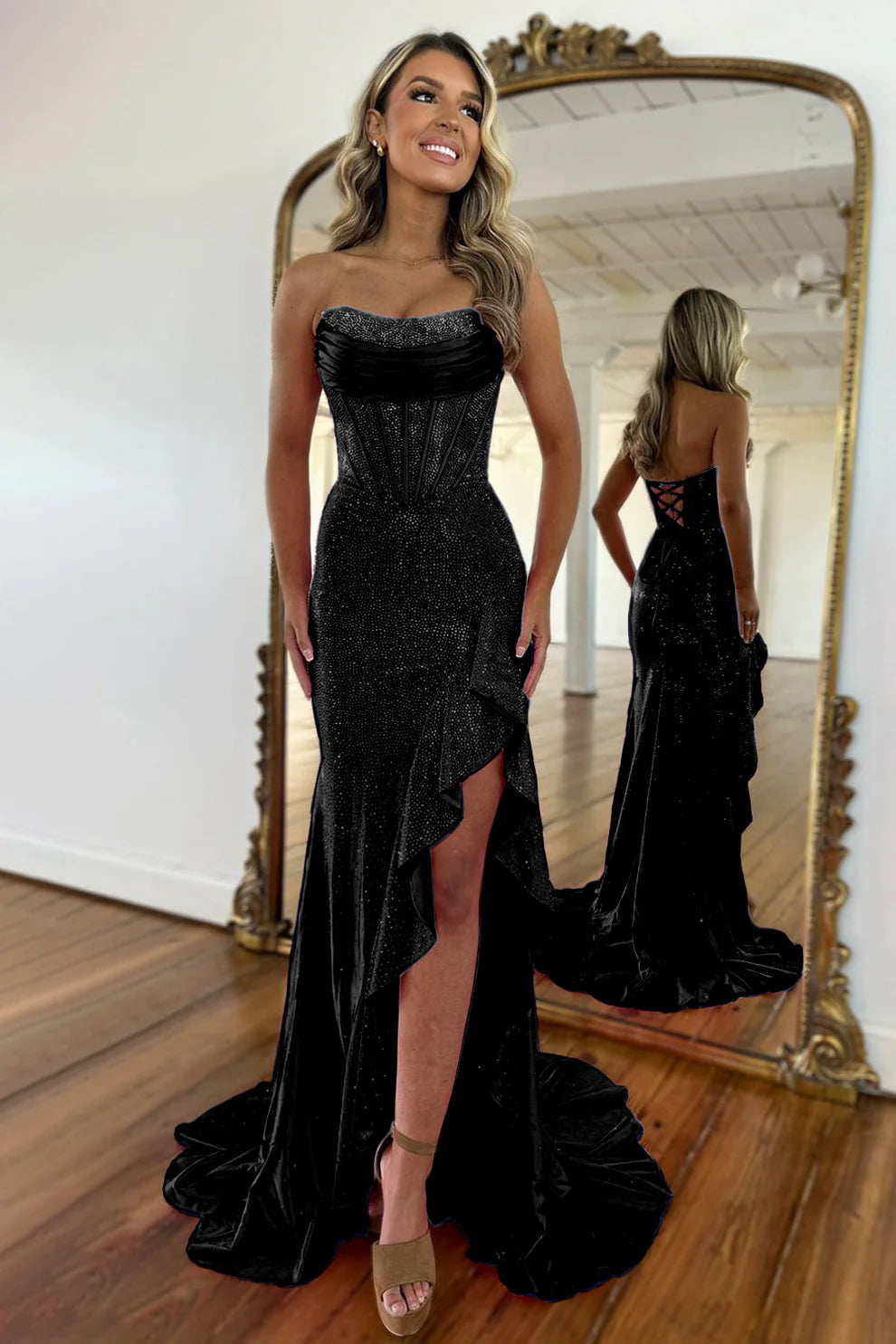 Glamoroso vestido de fiesta largo estilo sirena sin tirantes con corsé, volantes, abertura y pedrería