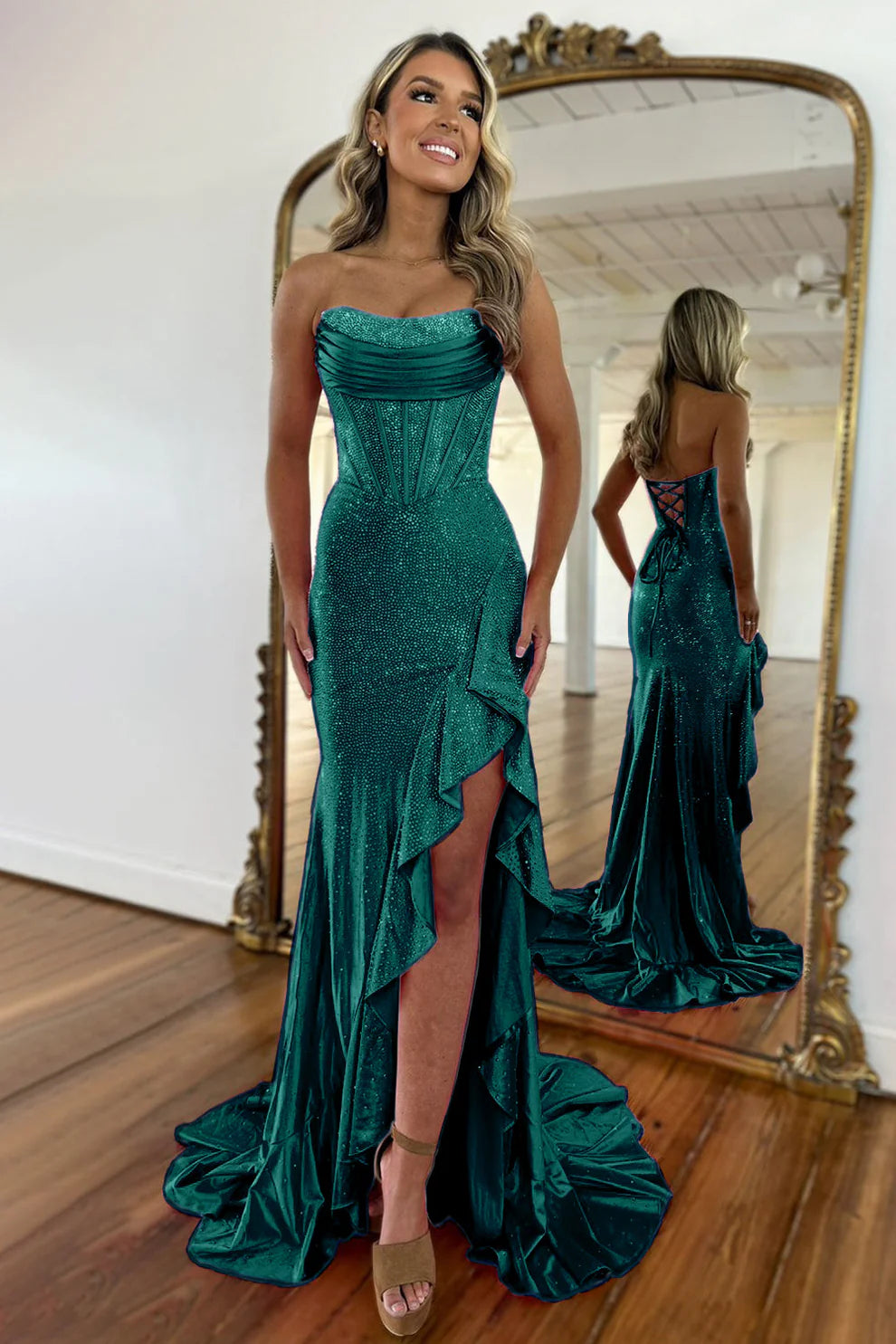 Glamoroso vestido de fiesta largo estilo sirena sin tirantes con corsé, volantes, abertura y pedrería