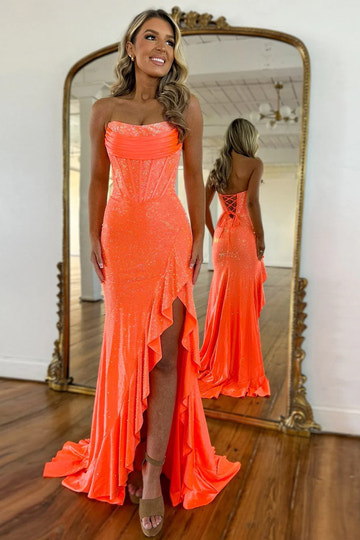 Glamoroso vestido de fiesta largo estilo sirena sin tirantes con corsé, volantes, abertura y pedrería