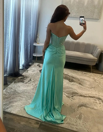 Glamuroso Vestido Largo de Corsé de Sirena con Abertura, sin Tirantes, con Pedrería y Brillante para Fiesta de Graduación