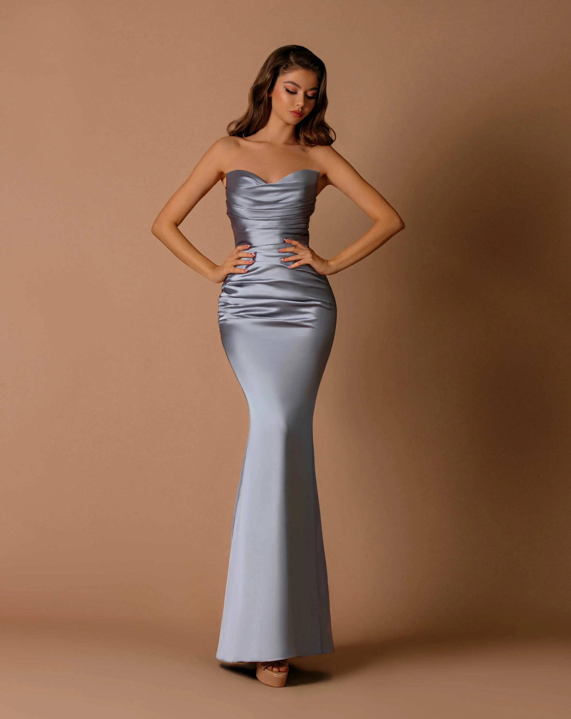 Elegante Vestido de Dama de Honor de Satén Tipo Sirena sin Tirantes Fruncido