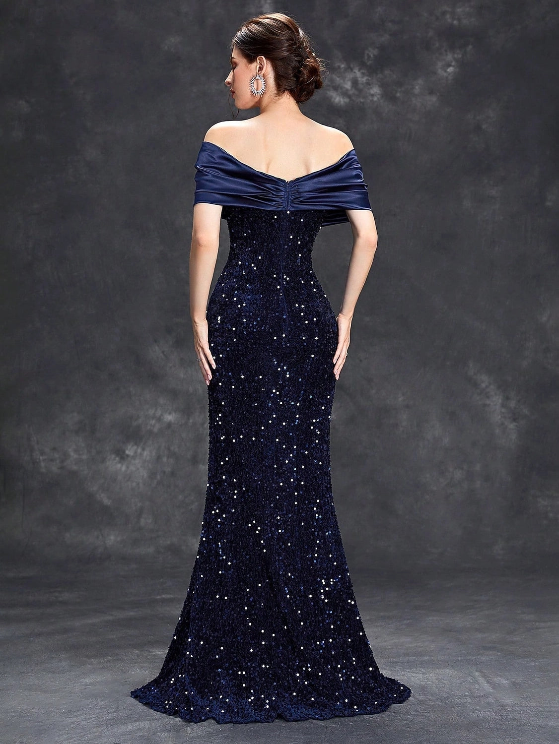 Vedress zip back long mermaid prom dress dark sequined gown back view dark textured backdrop
背面图 替代名：Vedress 拉链装饰的长美人鱼式舞会连衣裙，带有亮色亮片的点缀，深色质感的背景