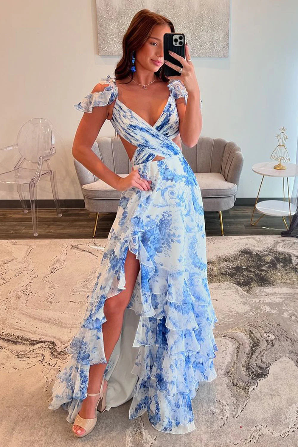 Vestido largo con hombros descubiertos, volantes, superposición floral, detalle calado y abertura de gasa para fiesta de graduación
