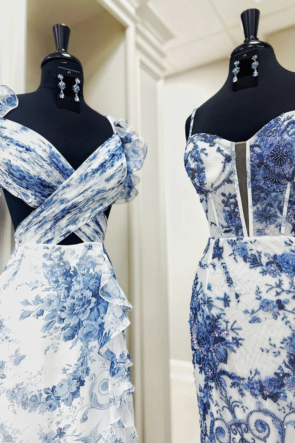 Vestido largo con hombros descubiertos, volantes, superposición floral, detalle calado y abertura de gasa para fiesta de graduación