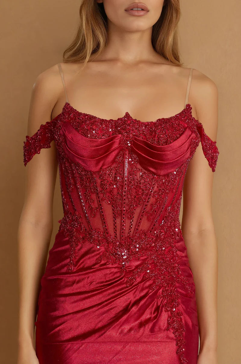 Vestido de gala sirena de satén con hombros descubiertos, corsé con pedrería y abertura alta