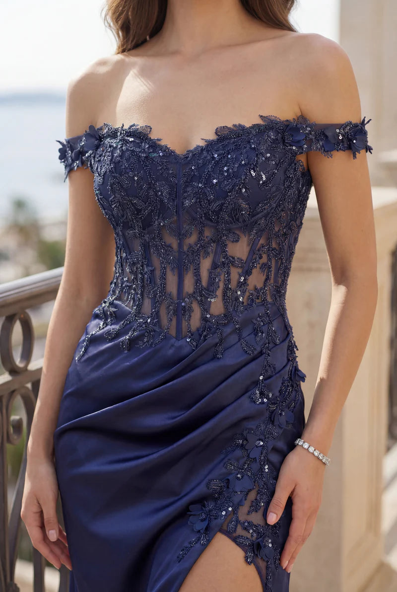 Elegante vestido de fiesta largo de satén con encaje, lentejuelas, hombros descubiertos y abertura alta tipo sirena