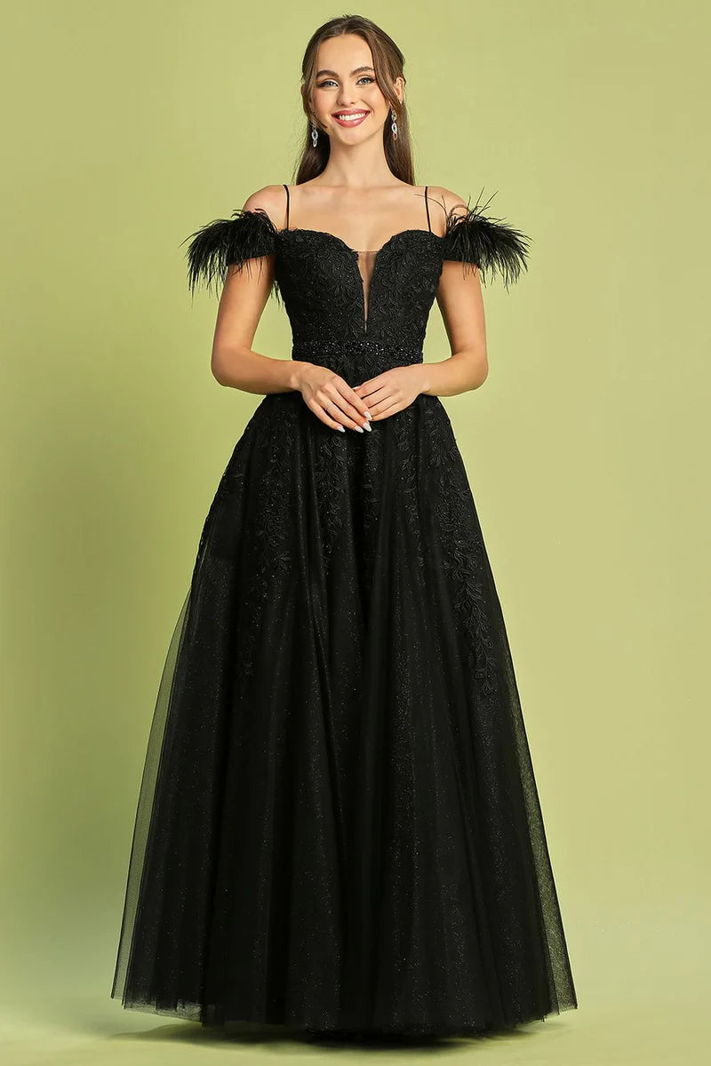 Vestido de fiesta glamuroso con hombros descubiertos, tul con purpurina, encaje, plumas y corte A