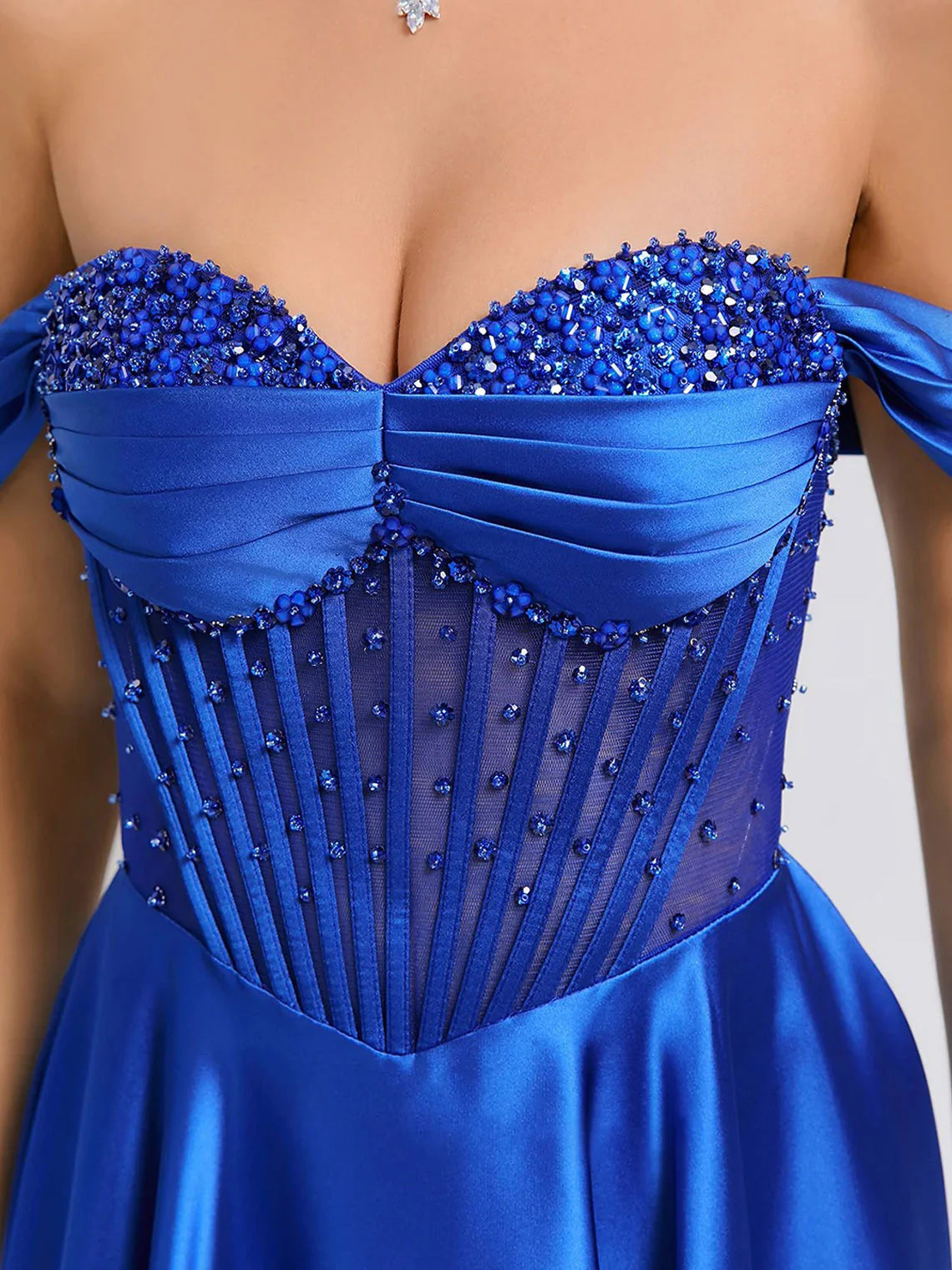 Vestidos cortos de regreso a casa plisados con hombros descubiertos con pedrería y abalorios