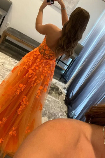 Vestido de fiesta maxi naranja de tul con corte en A, escote corazón, sin tirantes y sin espalda
