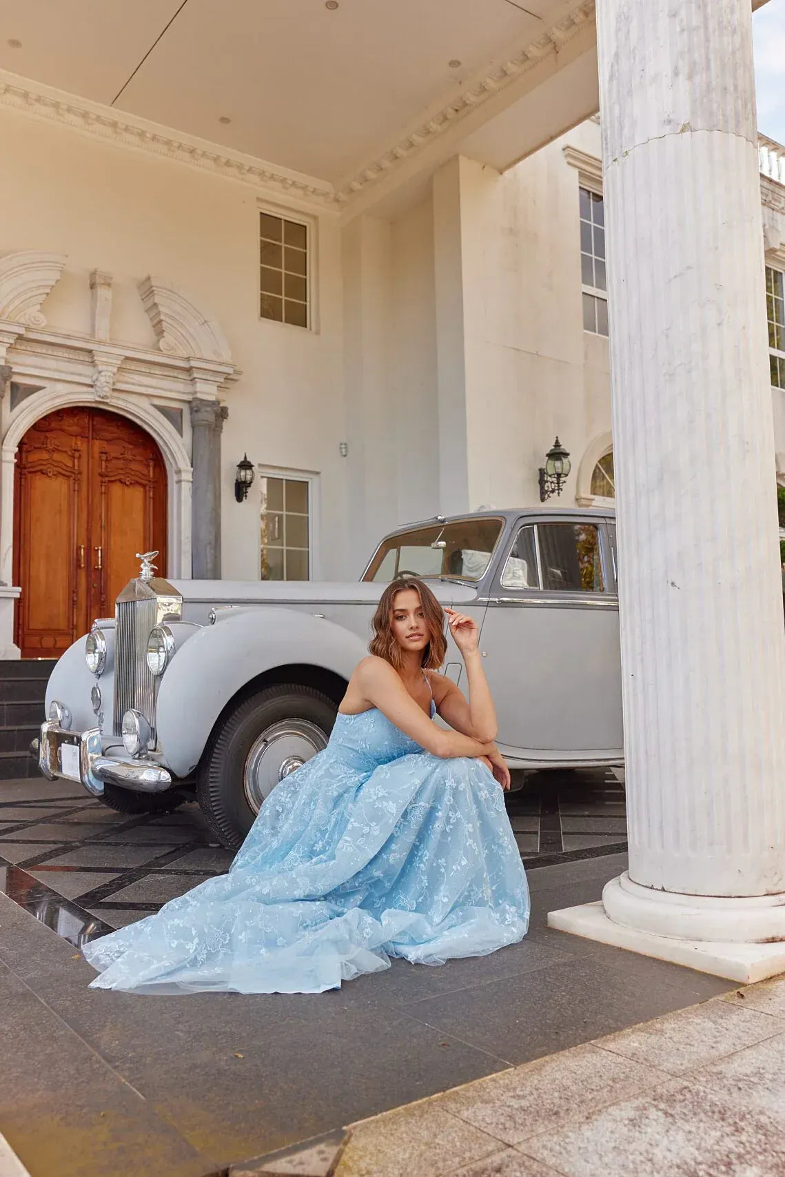 Elegant A-Line V-Neck Sleeveless Embroidered Tulle Lace-Up Prom Dress