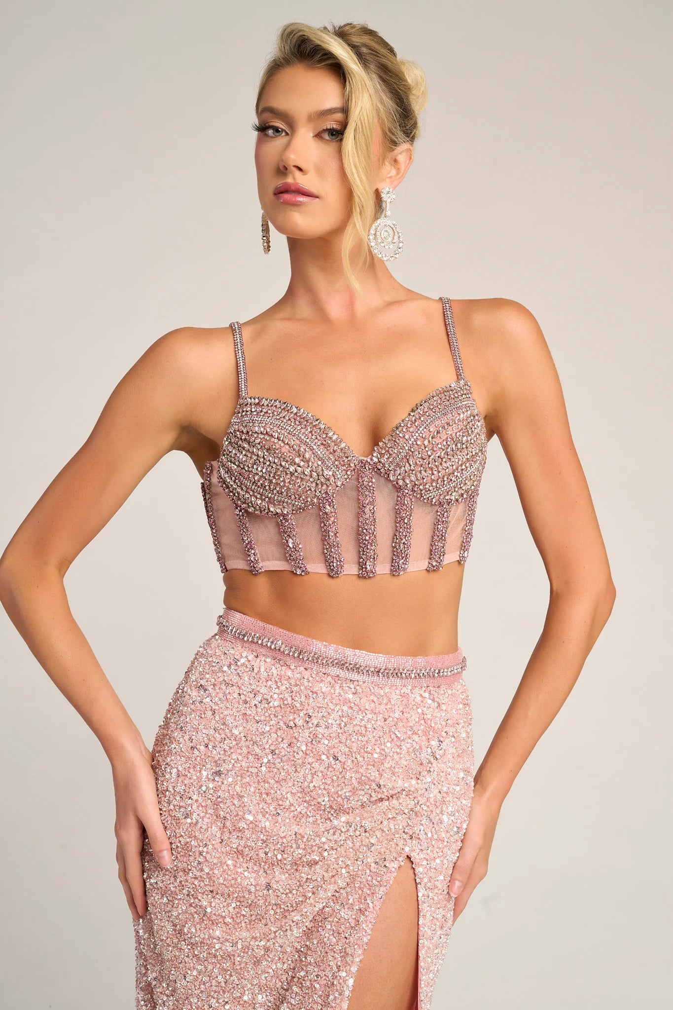 Elegante Vestido de Noche de Dos Piezas con Tirantes Delgados y Cuentas
