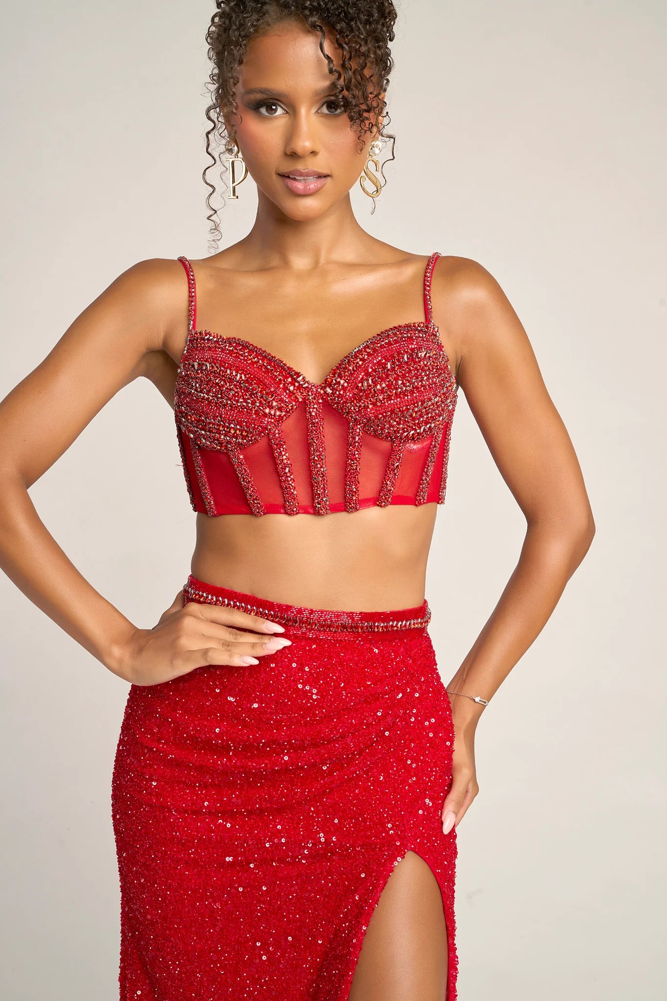Elegante Vestido de Noche de Dos Piezas con Tirantes Delgados y Cuentas
