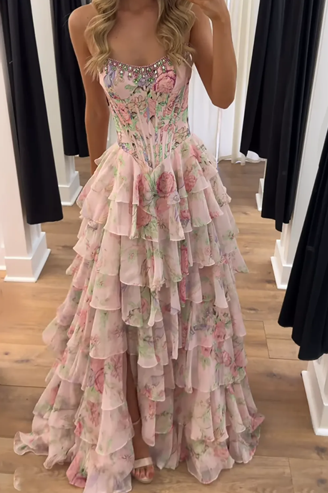 Vestido de Fiesta Largo con Corsé, Escote Corazón, Estampado Floral, Volantes en Capas, Abertura Alta y Corpino Bordado