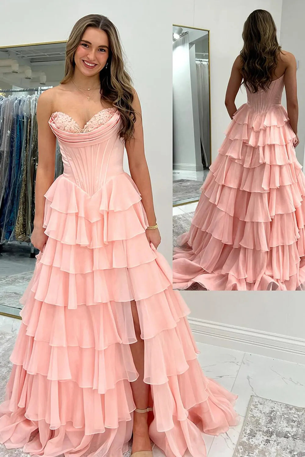 Vestido de gala de tul fruncido con corsé sin tirantes de corte A, con volantes en capas y abertura larga