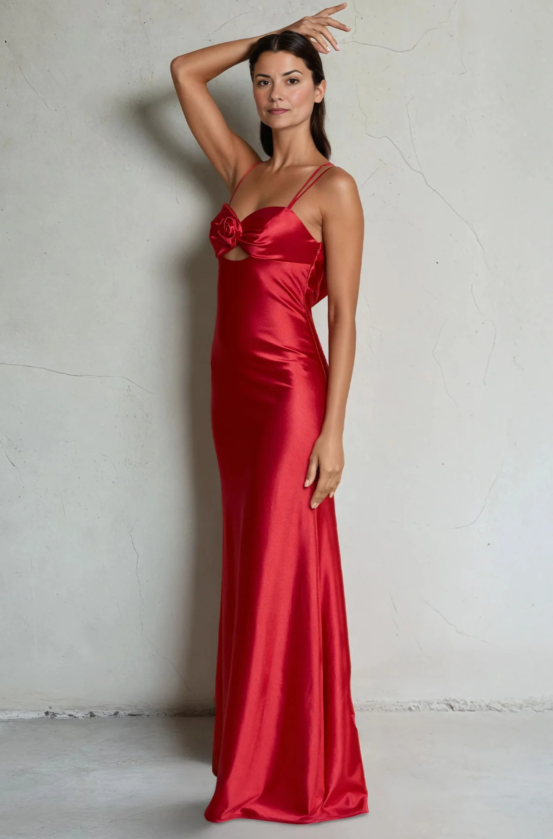 Elegante vestido de fiesta de satén con silueta de sirena, escote corazón, detalle de roseta y espalda drapeada, tipo maxi vestido de gala