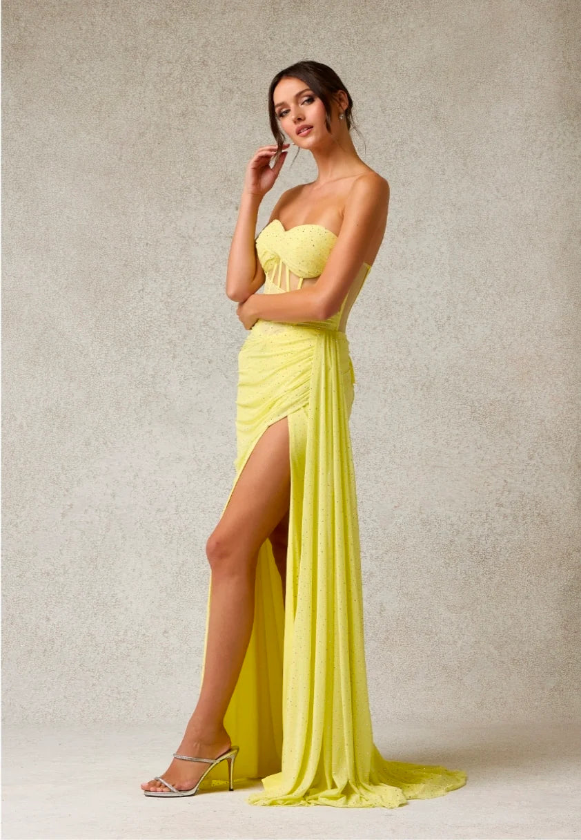 Vestido de fiesta largo sin tirantes con corsé de malla y aberturas, adornado con pedrería
