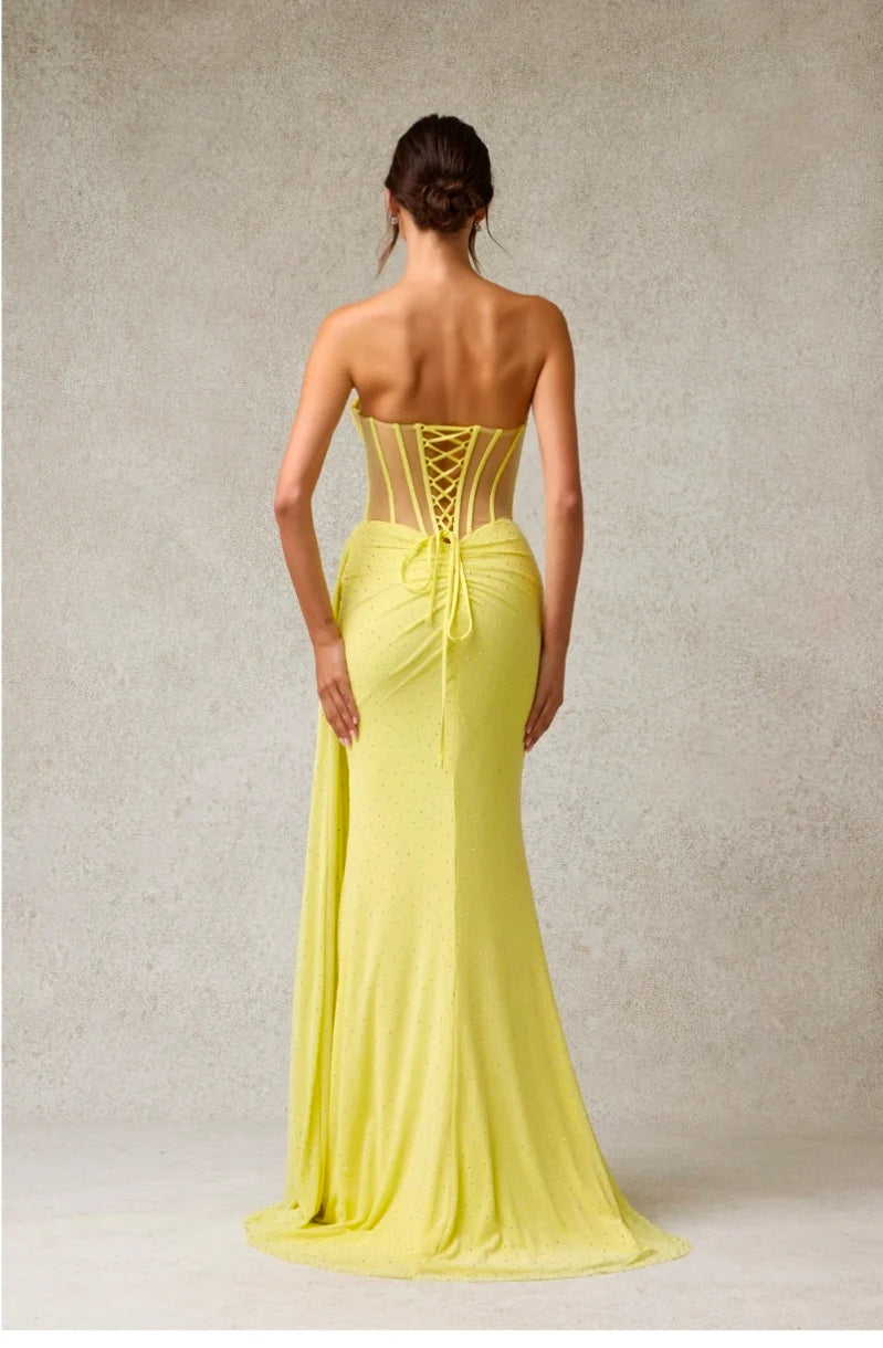 Vestido de fiesta largo sin tirantes con corsé de malla y aberturas, adornado con pedrería