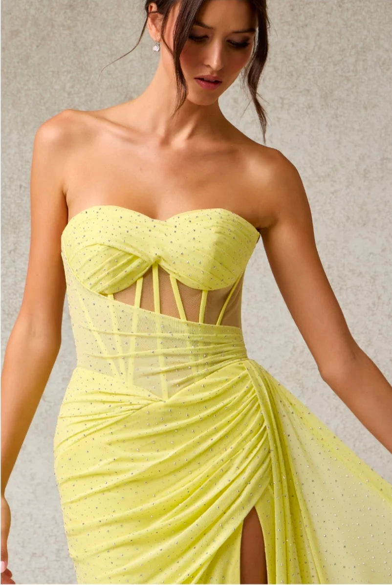 Vestido de fiesta largo sin tirantes con corsé de malla y aberturas, adornado con pedrería