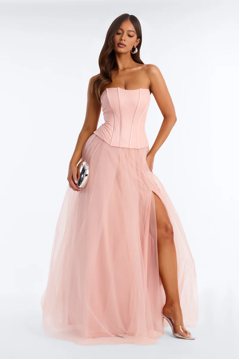 Vestido de fiesta romántico corte A sin tirantes con escote de tul, abertura hasta el suelo y corsé