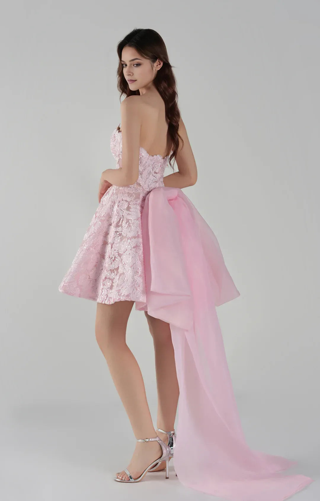 Vestido de fiesta romántico con línea A, escote corazón, tul, cola corta y encaje
