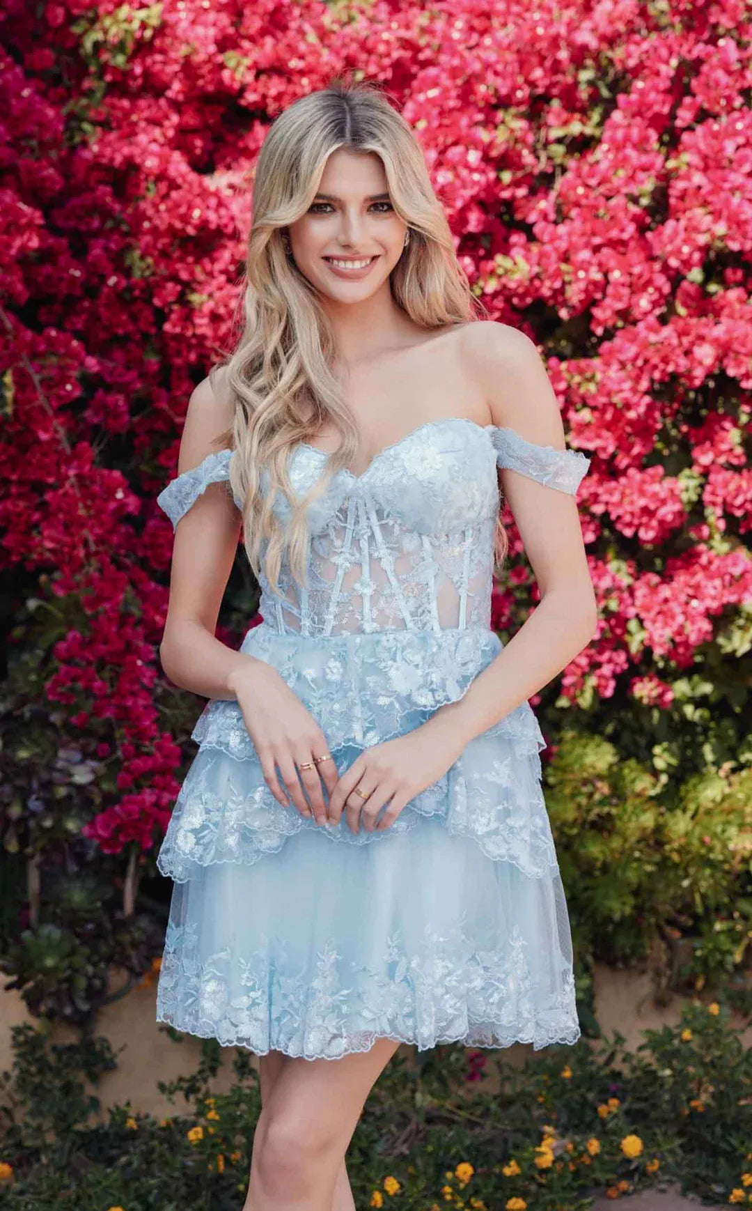 Vestido de fiesta corto de encaje y tul escalonado con hombros descubiertos, corte romántico y acampanado