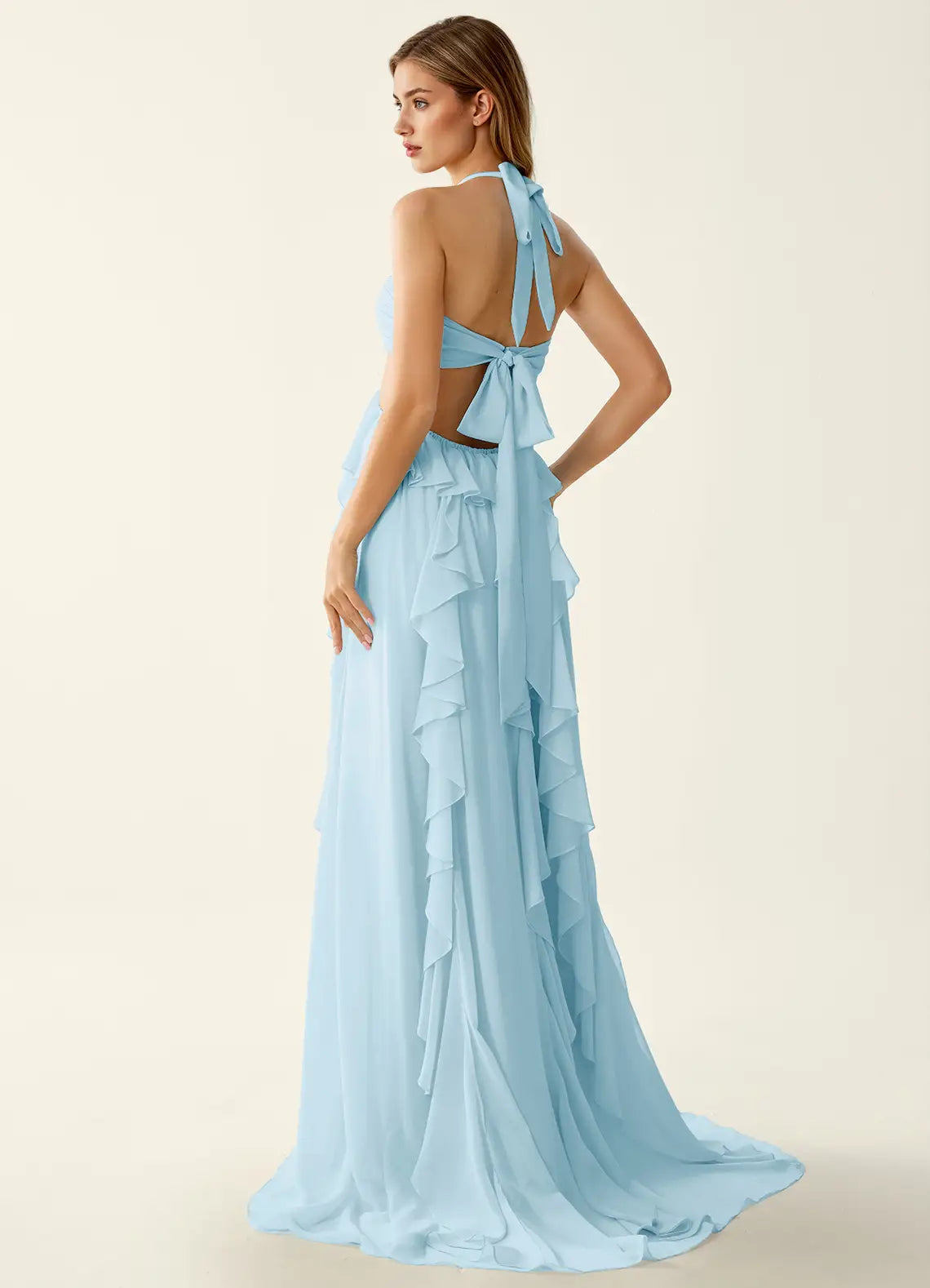 Vestido largo de fiesta romántico con cuello halter, chifón, línea A y detalle de volantes calados