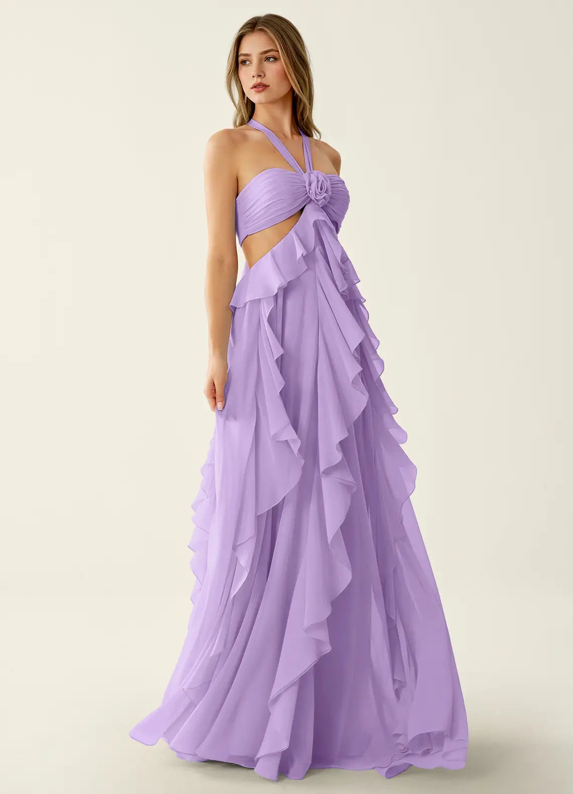 Vestido largo de fiesta romántico con cuello halter, chifón, línea A y detalle de volantes calados